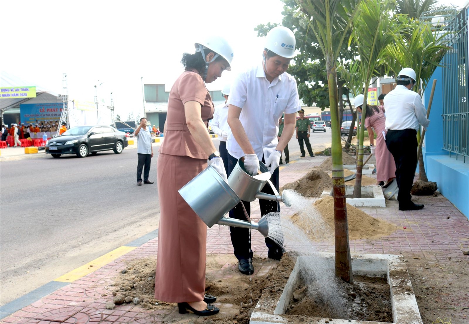 Các đại biểu trồng cây lưu niệm tại lễ phát động