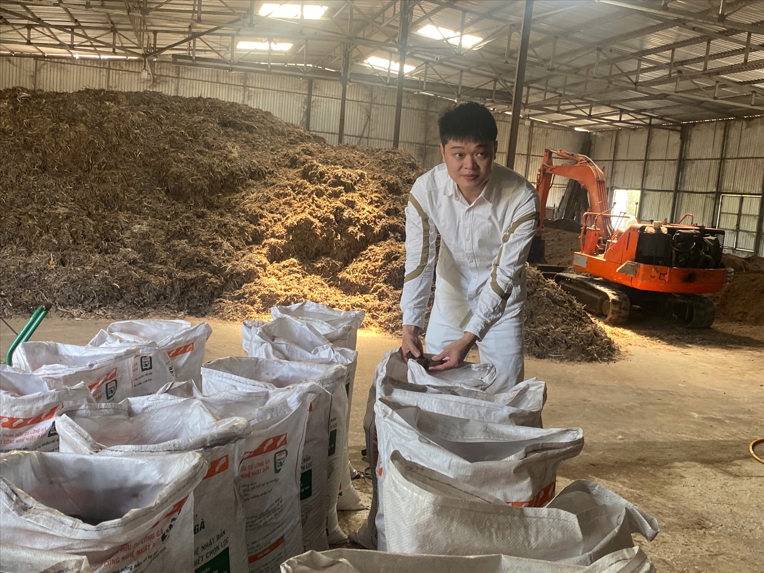 Anh Nguyễn Hà Thiên đã làm thành công phân hữu cơ từ lông gà