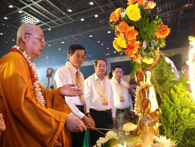 Các đại biểu thực hiện nghi thức tắm Phật.