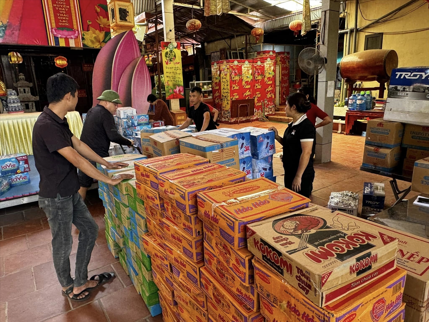 Các phật tử chuẩn bị đồ nhu yếu phẩm chuyển tới bà con vùng lũ Lào Cai tháng 9/2024