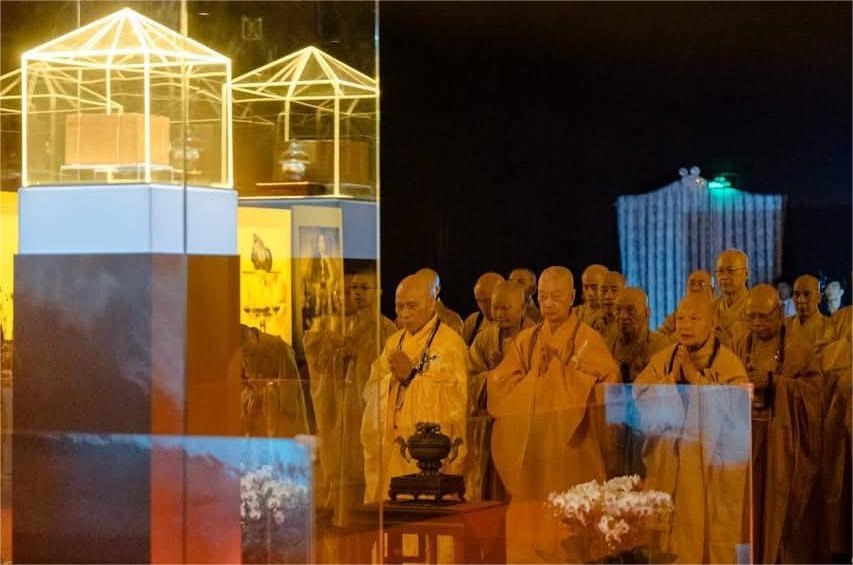 Chư tôn đức thực hiện nghi lễ cung thỉnh Xá lợi Bồ tát Thích Quảng Đức về tôn trí vĩnh viên tại tháp Đa Bảo