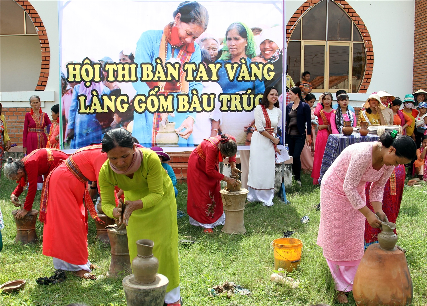 Nghệ thuật làm gốm của người Chăm được UNESCO ghi danh vào Di sản văn hóa phi vật thể cần bảo vệ khẩn cấp, tháng 11/2022. 