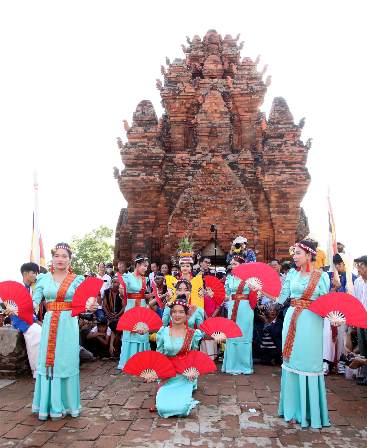 Lễ hội Katê của người Chăm Ninh Thuận được Bộ Văn hóa, Thể thao và Du lịch đưa vào Danh mục di sản văn hóa phi vật thể quốc gia, tháng 6/2017. 
