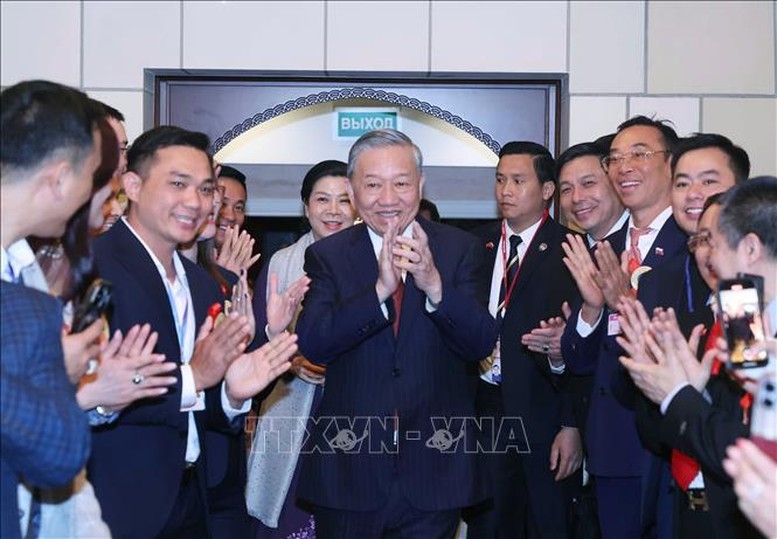 Tổng Bí thư Tô Lâm và Phu nhân gặp gỡ cán bộ, nhân viên cùng đại diện cộng đồng người Việt Nam tại Liên bang Nga. Ảnh: TTXVN
