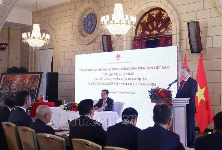 Tổng Bí thư Tô Lâm nói chuyện thân mật với cán bộ, nhân viên và cộng đồng người Việt Nam tại Liên bang Nga. Ảnh: TTXVN