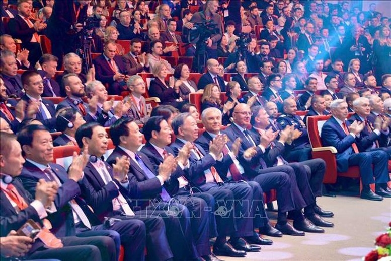 Tổng Bí thư Tô Lâm và Chủ tịch Duma Quốc gia (Hạ viện) Liên bang Nga Vyacheslav Volodin cùng các đại biểu dự buổi gặp gỡ và phát biểu chính sách tại Học viện Tổng thống Nga. Ảnh: TTXVN