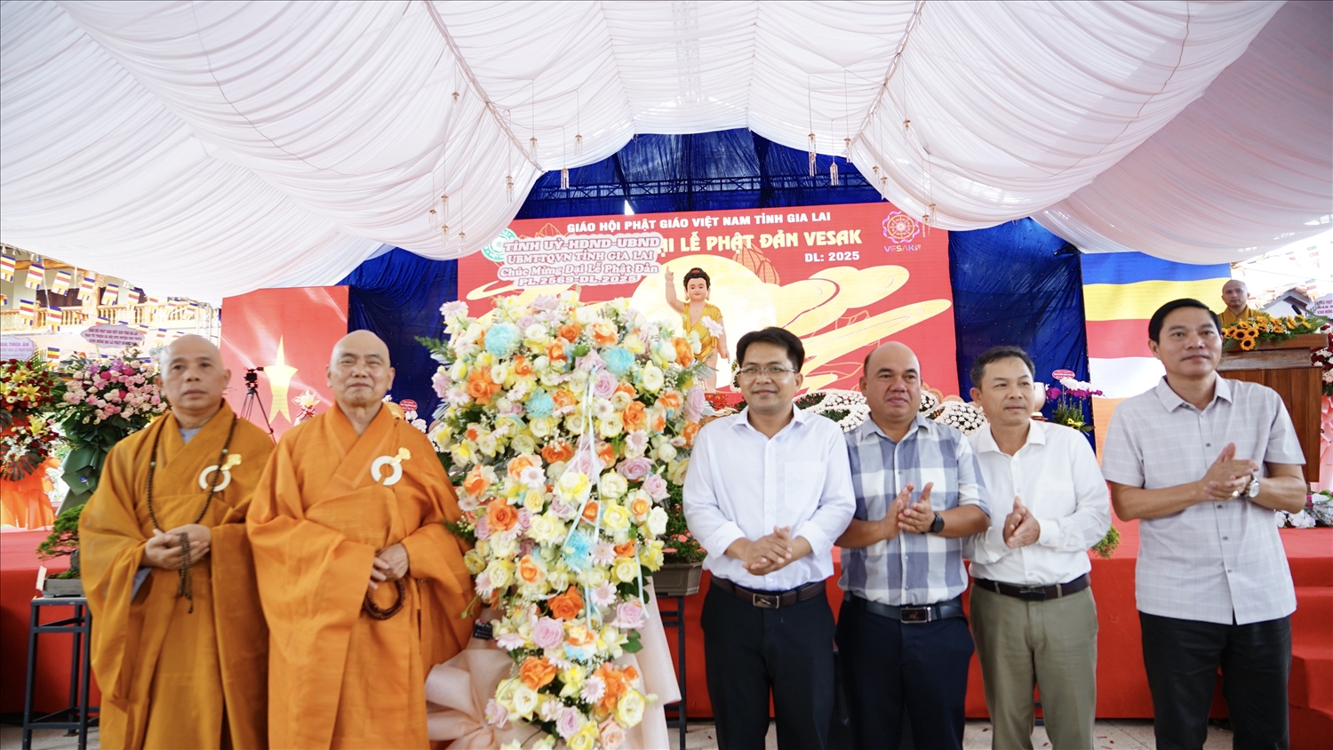 Lãnh đạo tỉnh, sở, ngành và chính quyền địa phương trao tặng các lẵng hoa đến đại diện Ban Trị sự Giáo hội Phật giáo Việt Nam tỉnh Gia Lai