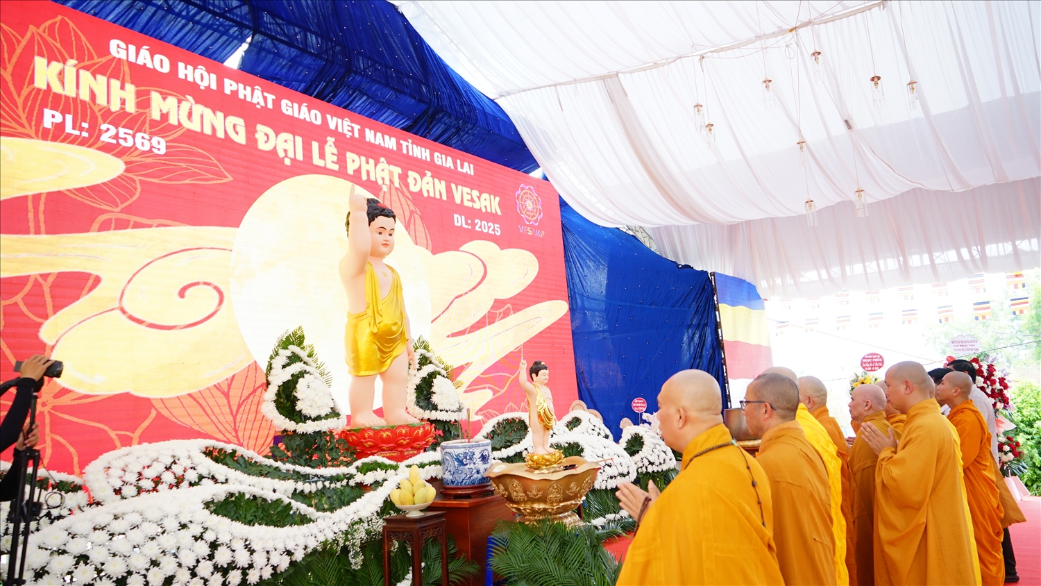 Quý chư tôn đức, tăng ni cử hành nghi lễ cúng dường Phật đản