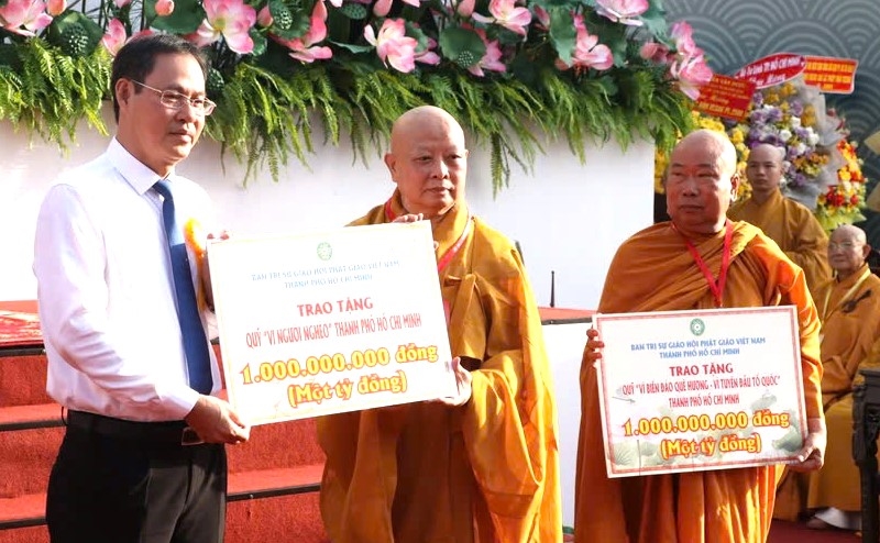 Ban Trị sự Giáo hội Phật giáo Việt Nam TP. Hồ Chí Minh trao tặng 1 tỷ đồng cho Quỹ . Ảnh: Văn Hà