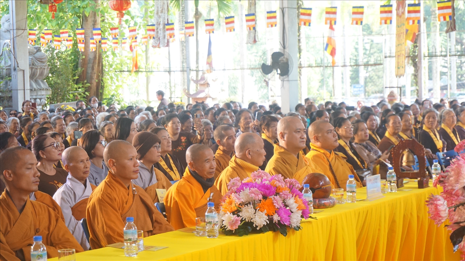 Đông đảo Tăng ni, phật tử đã tới tham dự buổi lễ