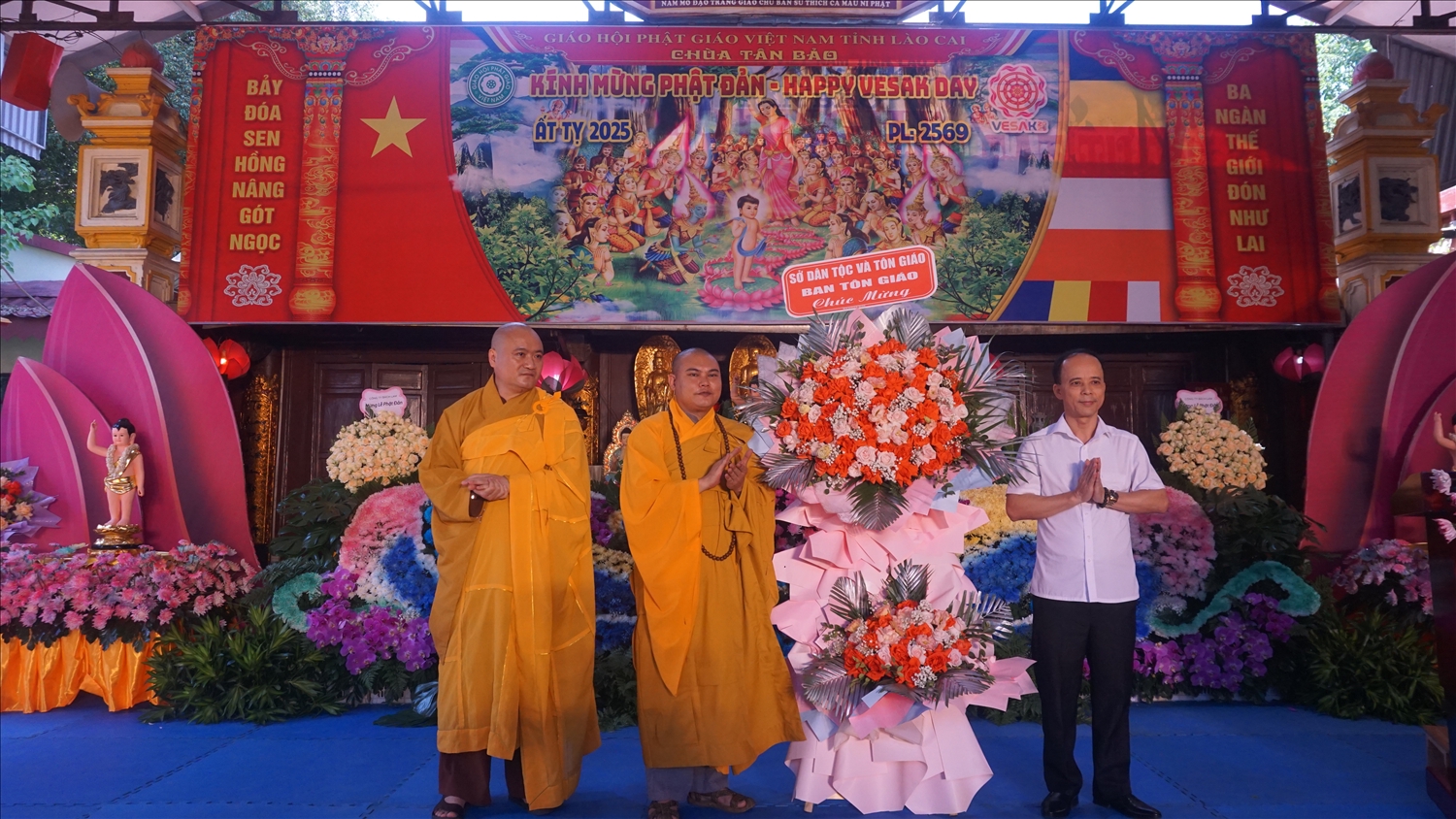Đại diện Sở Dân tộc và Tôn giáo Lào Cai tặng hoa chức mừng Đại lễ