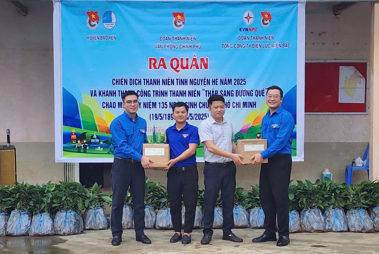 Đại diện các trường học nhận vở viết cho các em học sinh có hoàn cảnh khó khăn trong xã
