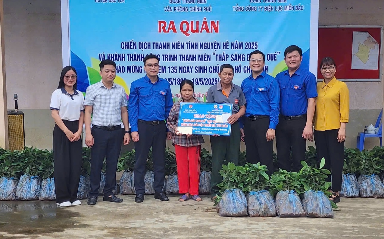 Hỗ trợ cây giống cho hộ nghèo xã Việt Tiến