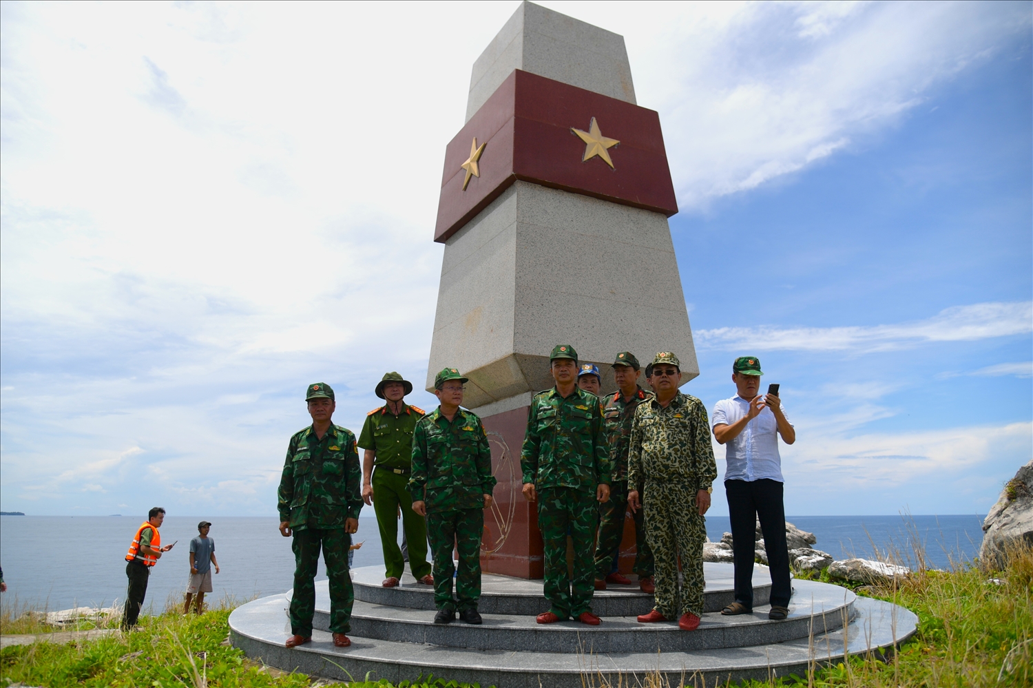 Bí thư Tỉnh ủy Kiên Giang Nguyễn Tiến Hải tiến hành kiểm tra khảo sát thực địa tại điểm cơ sở A1 trên Hòn Nhạn, thuộc xã đảo Thổ Châu.