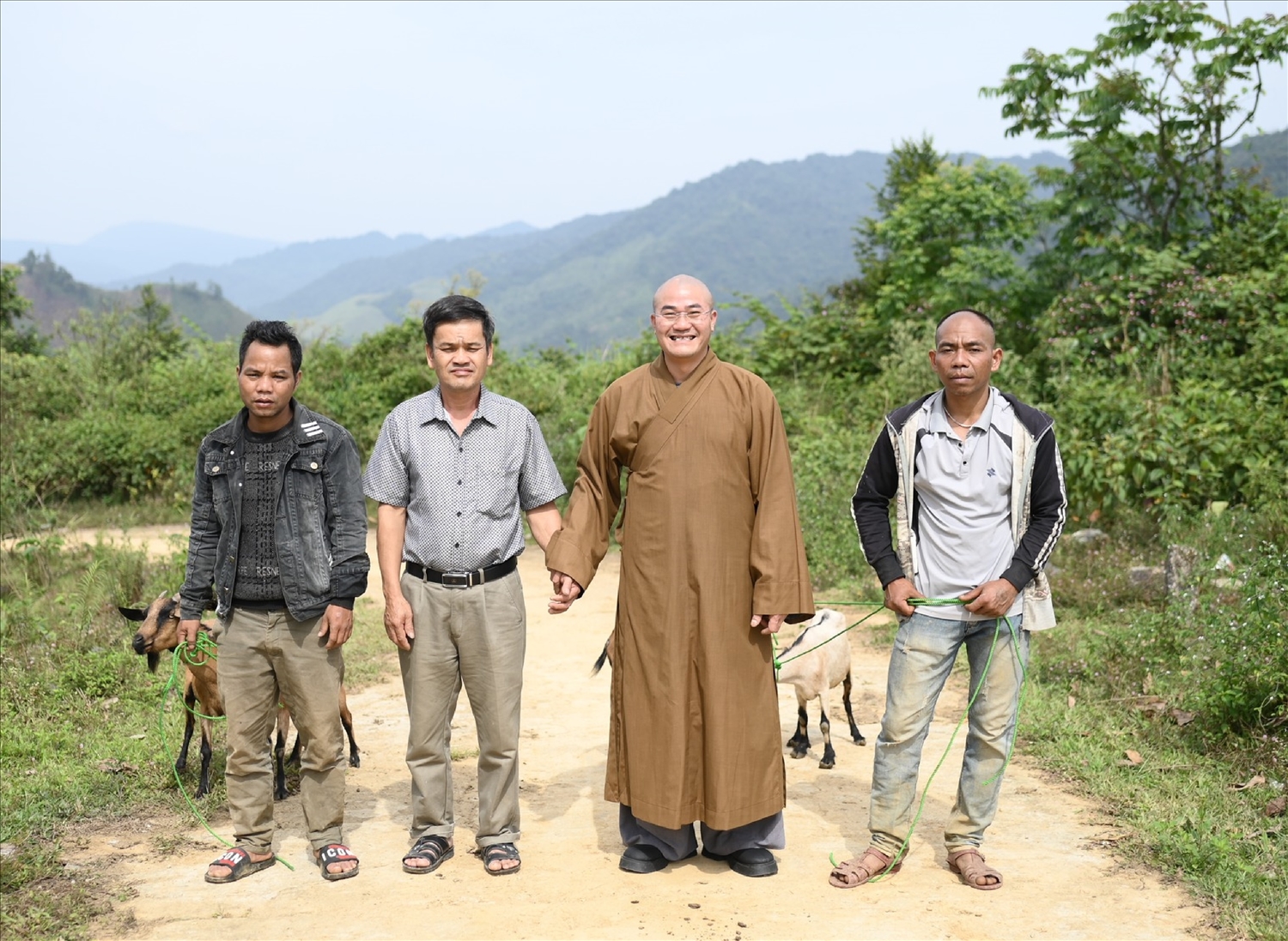 Đại đức Thích Tâm Phương, Ban Trị sự GHPGVN huyện A Lưới cùng các ban ngành đoàn thể trao dê giống sinh kế cho bà con bản Sê Sáp (Kà Lừm, Lào) vào ngày 16/4/2025.