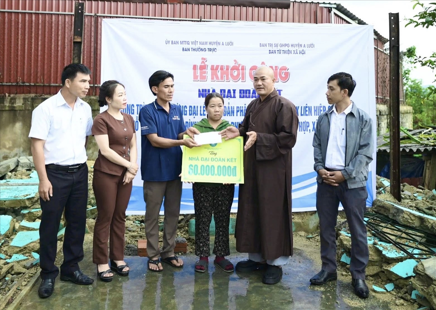 Đại diện Ban Trị sự GHPGVN huyện A Lưới, Đại đức Thích Tâm Phương cùng các ban ngành đoàn thể khởi công xây dựng căn nhà cho ông Phạm Phước Lợi (thôn Quảng Hợp, xã Sơn Thuỷ, huyện A Lưới).