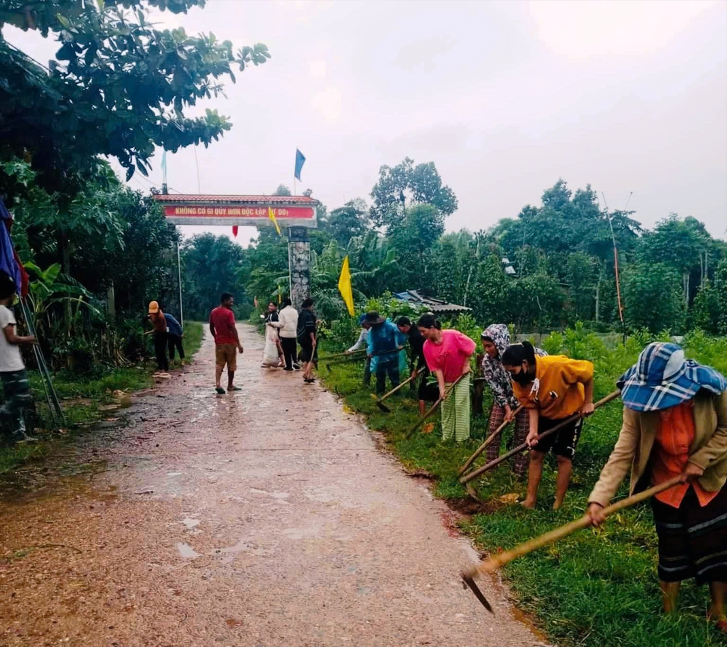 Phụ nữ xã Linh Trường, huyện Gio Linh, tỉnh Quảng Trị ra quân vệ sinh môi trường ở khu dân cư