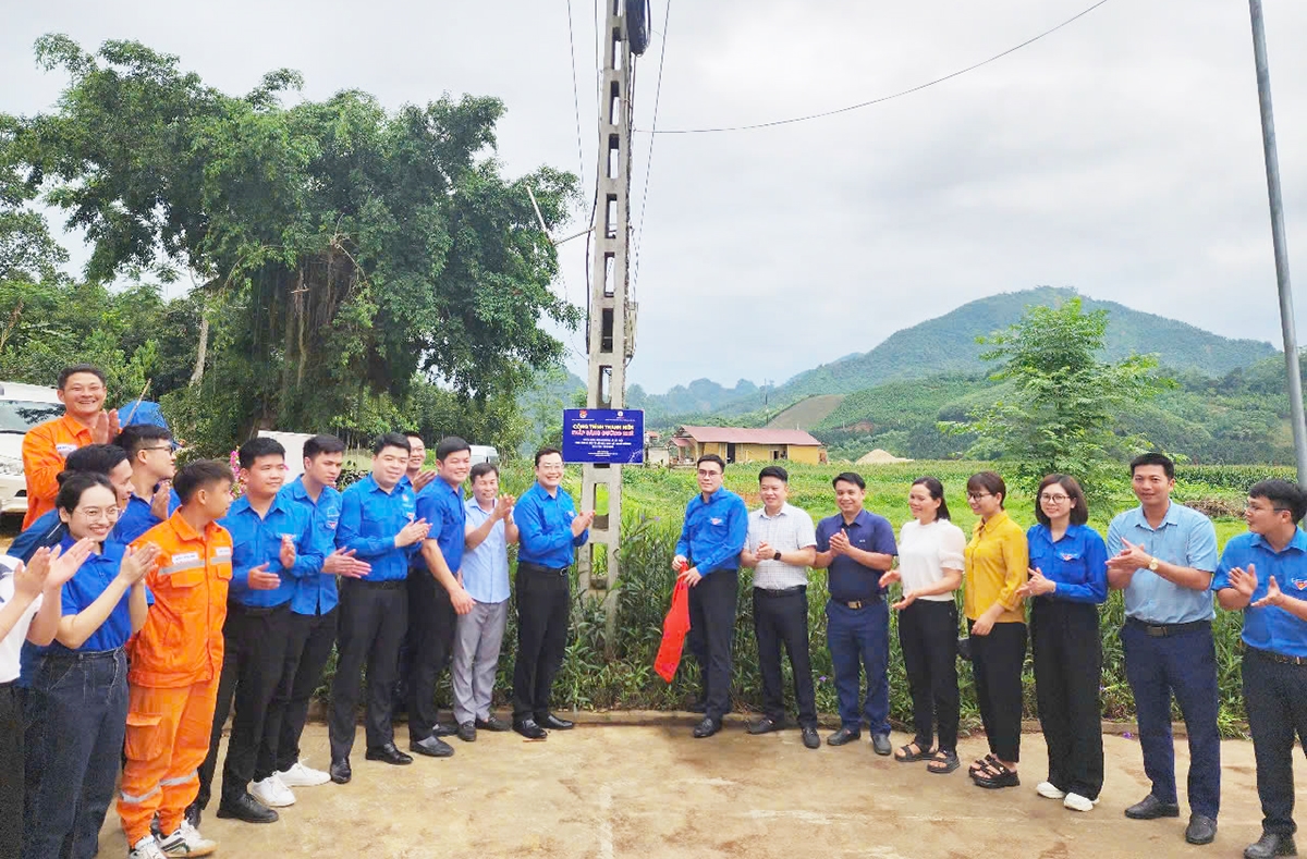 Việc hoàn thành hệ thống điện chiếu sáng góp phần giúp người dân đi lại thuận tiện hơn