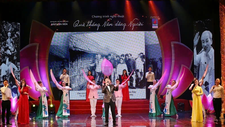 Những giai điệu trong chương trình như: Ca ngợi Hồ Chủ tịch, Bài ca Hồ Chí Minh, hay Quyền được sống trong hòa bình... được thể hiện qua giọng ca của những nghệ sĩ hàng đầu Việt Nam