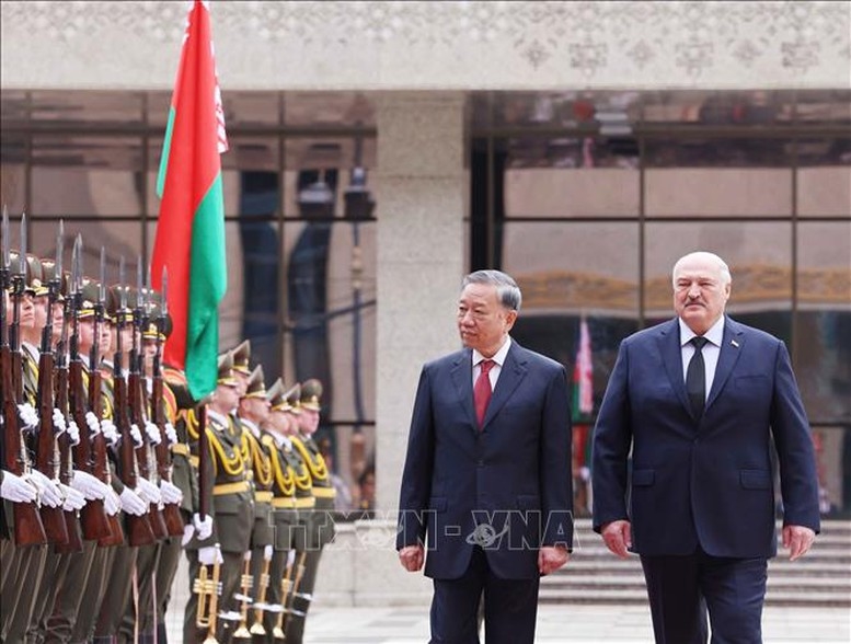 Tổng Bí thư Tô Lâm và Tổng thống Belarus Aleksandr Lukashenko duyệt Đội danh dự. Ảnh: TTXVN
