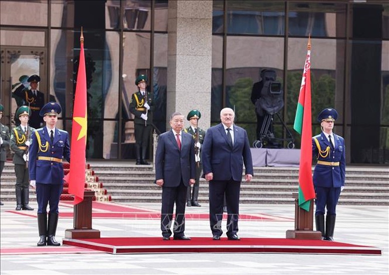 Tổng Bí thư Tô Lâm và Tổng thống Belarus Aleksandr Lukashenko thực hiện nghi thức chào Quốc kỳ hai nước. Ảnh: TTXVN