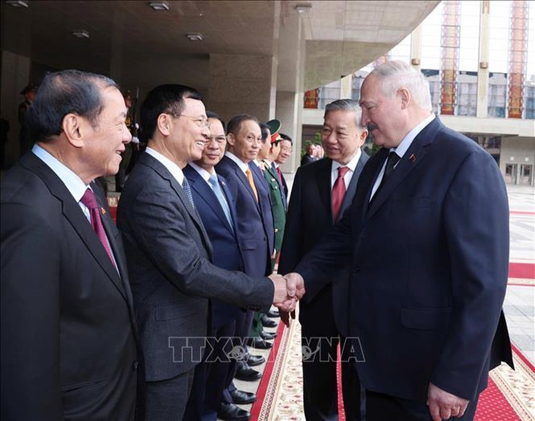 Tổng Bí thư Tô Lâm giới thiệu các thành viên đoàn Việt Nam với Tổng thống Belarus Aleksandr Lukashenko. Ảnh: TTXVN