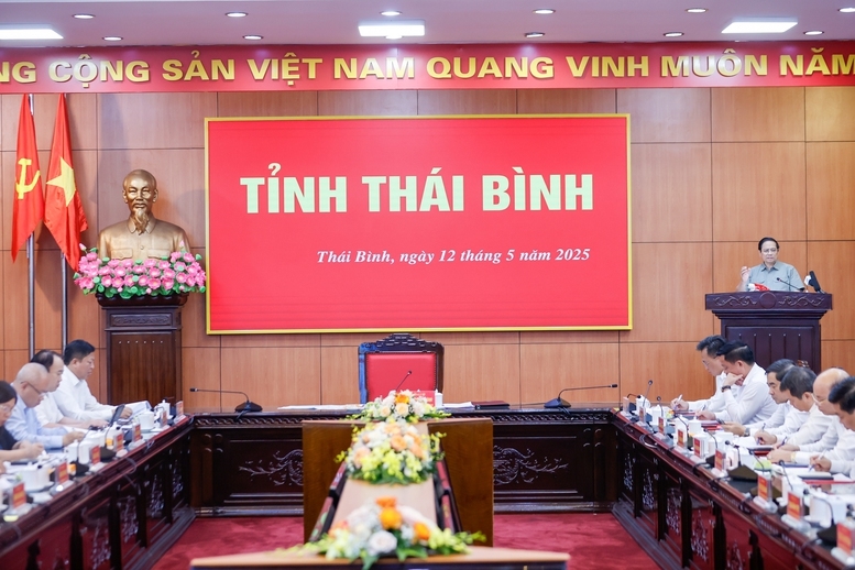 Thủ tướng đề nghị nghiên cứu, làm ngay tuyến đường thẳng nhất với quy mô 10 làn từ khu vực TP. Hưng Yên tới khu vực TP. Thái Bình - Ảnh: VGP/Nhật Bắc