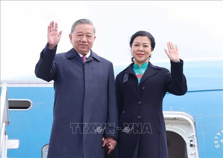 Tổng Bí thư Tô Lâm và Phu nhân đến thủ đô Minsk, bắt đầu chuyến thăm cấp Nhà nước tới Cộng hòa Belarus. Ảnh: TTXVN