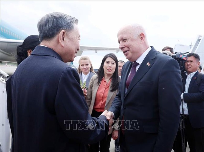 Phó Thủ tướng Belarus Anatoly Sivak đón Tổng Bí thư Tô Lâm và Phu nhân tại sân bay quốc tế Minsk. Ảnh: TTXVN