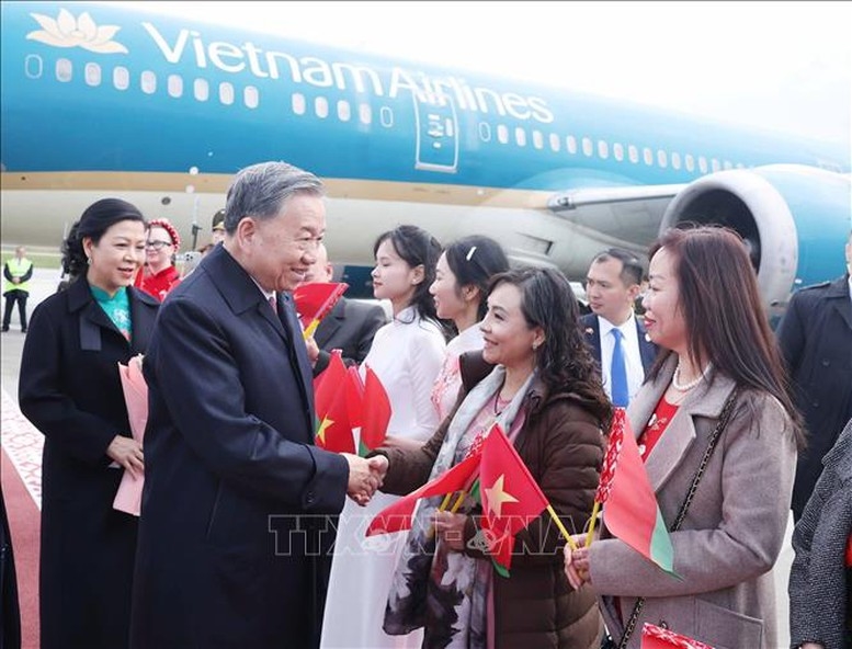 Đại diện cộng đồng người Việt Nam tại Belarus đón Tổng Bí thư Tô Lâm và Phu nhân ở sân bay quốc tế Minsk. Ảnh: TTXVN