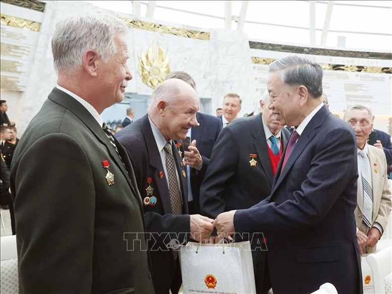 Tổng Bí thư Tô Lâm thăm hỏi, tặng quà các cựu quân nhân, chuyên gia Belarus và những người bạn Belarus từng có đóng góp nổi bật cho Việt Nam. Ảnh: TTXVN