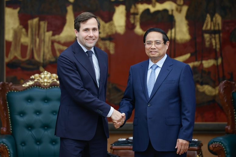 Thủ tướng Phạm Minh Chính và ông Benjamin Dousa, Bộ trưởng Hợp tác phát triển quốc tế và Ngoại thương Thụy Điển - Ảnh: VGP/Nhật Bắc