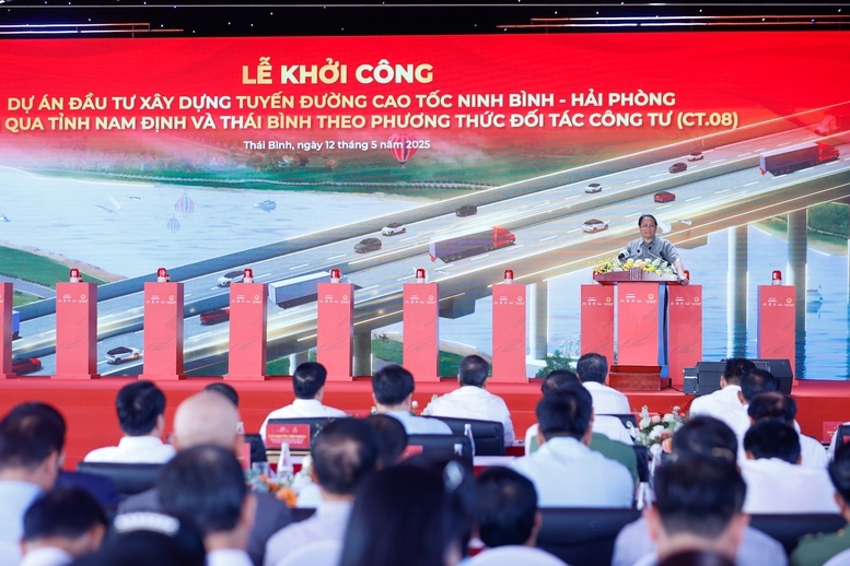 Theo Thủ tướng, muốn làm giàu, phát triển công nghiệp thì phải làm đường, trong khi tại đồng bằng sông Hồng thì Thái Bình là tỉnh khó khăn nhất về giao thông - Ảnh: VGP/Nhật Bắc