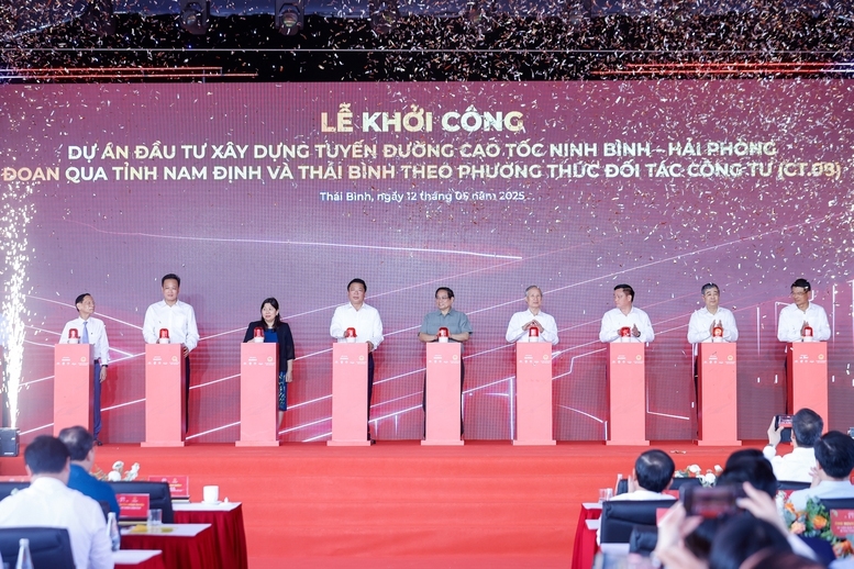 Thủ tướng Phạm Minh Chính và các đại biểu thực hiện nghi thức khởi công dự án - Ảnh: VGP/Nhật Bắc