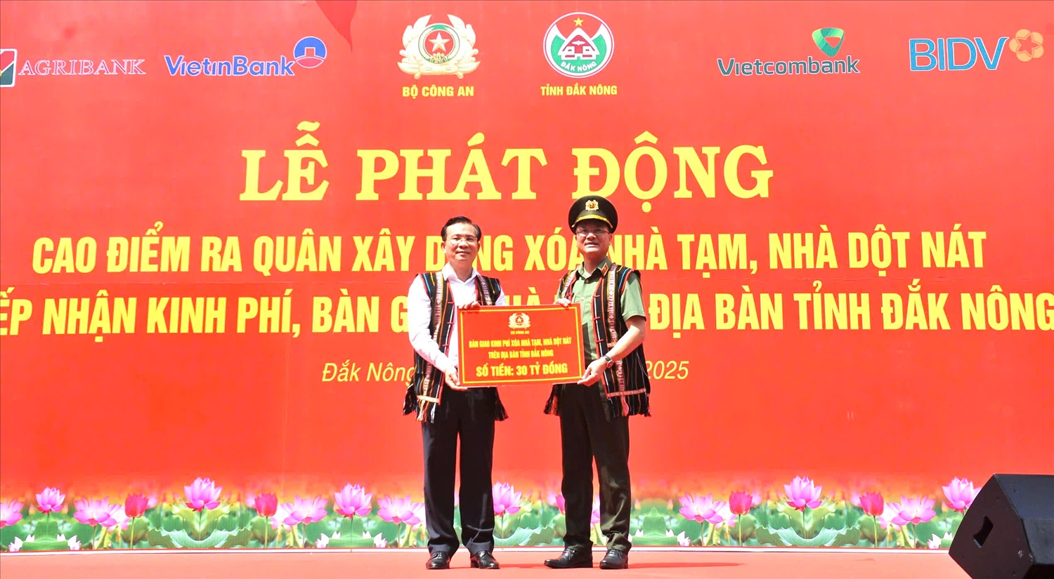 Thứ trưởng Bộ Công an Phạm Thế Tùng bàn giao số tiền 30 tỷ đồng để tỉnh Đắk Nông xóa nhà tạm, nhà dột nát