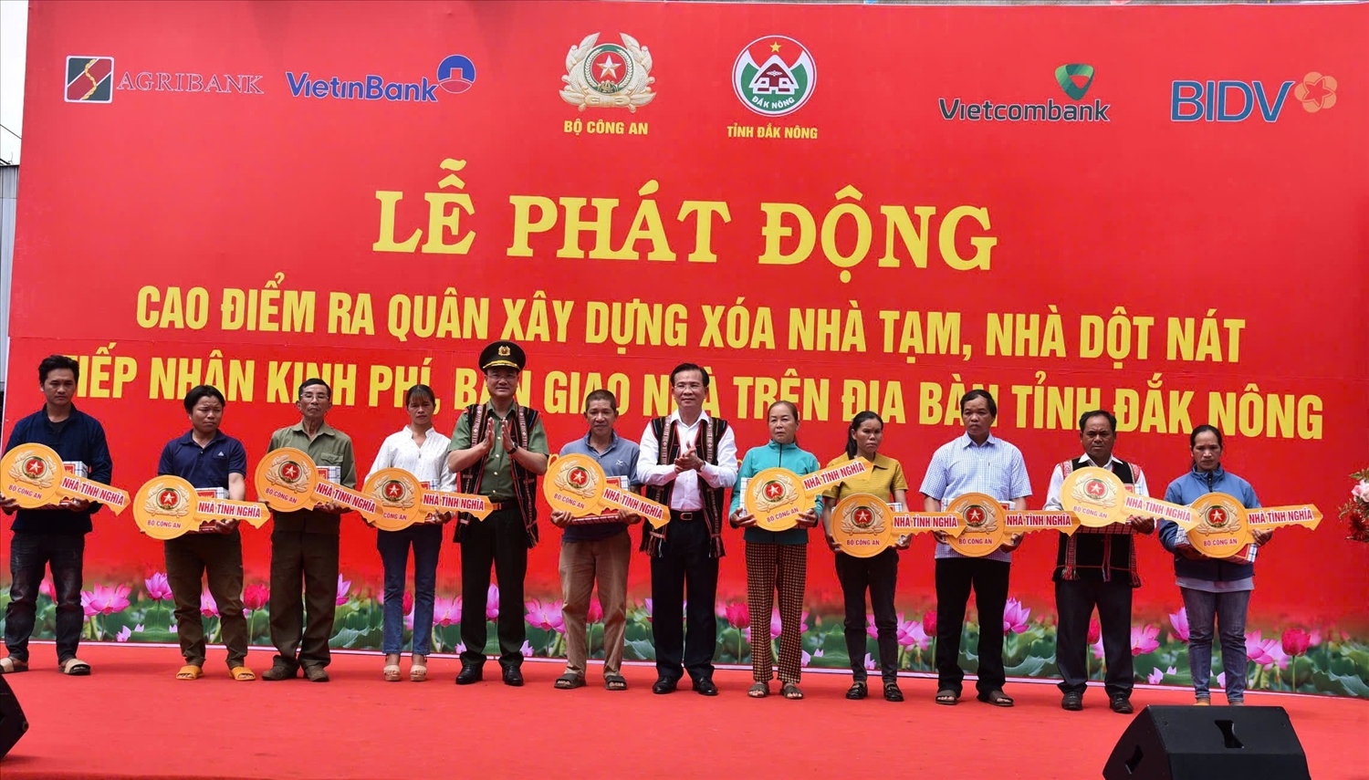 Lãnh đạo Bộ Công an và tỉnh Đắk Nông trao chìa khóa tượng trưng cho các hộ dân