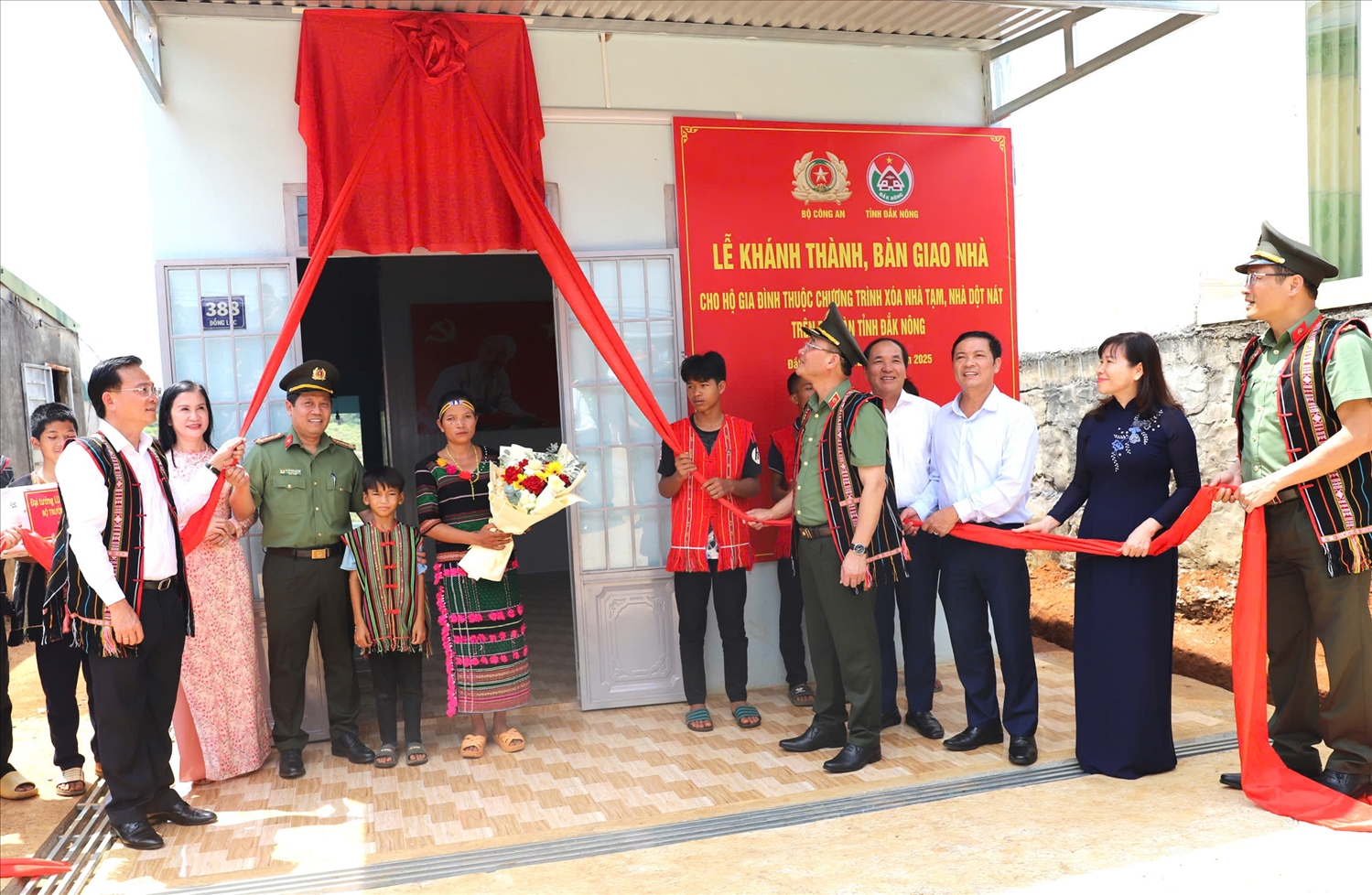 Các đại biểu dự lễ khánh thành và bàn giao nhà cho hộ ông K’Srai, bon Ting Wel Đơm, xã Đắk Nia