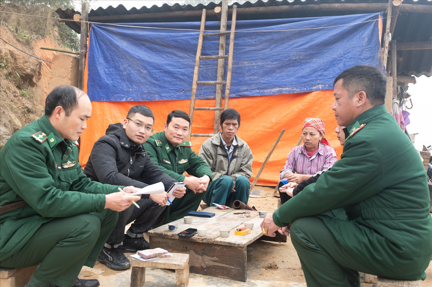 Cán bộ, chiến sĩ Đồn Biên phòng Thàng Tín, cùng phóng viên Báo Dân tộc và Phát triển thăm nhà anh Ma Chẩu Sính trước ngày khởi công