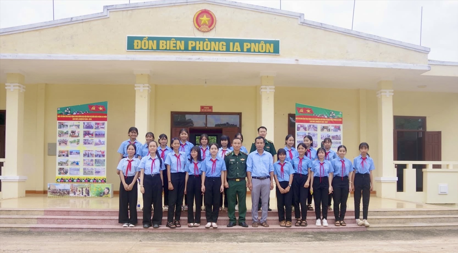 Các em học sinh chụp ảnh kỷ niệm "Tiết học biên cương" cùng cán bộ Đồn Biên phòng Ia Pnôn