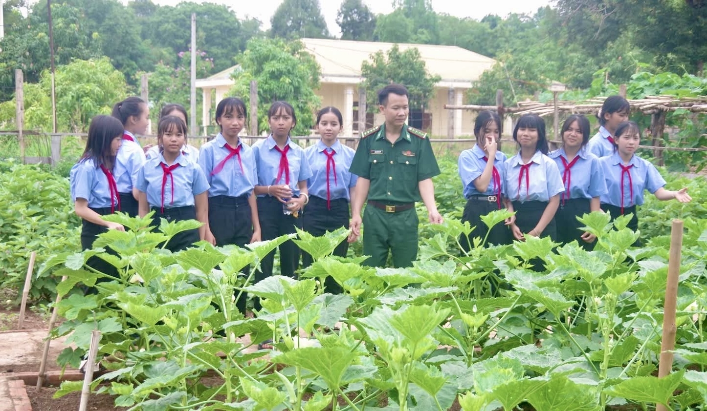Các em học sinh tham quan, tìm hiểu mô hình tăng gia sản xuất của Đồn Biên phòng Ia Pnôn