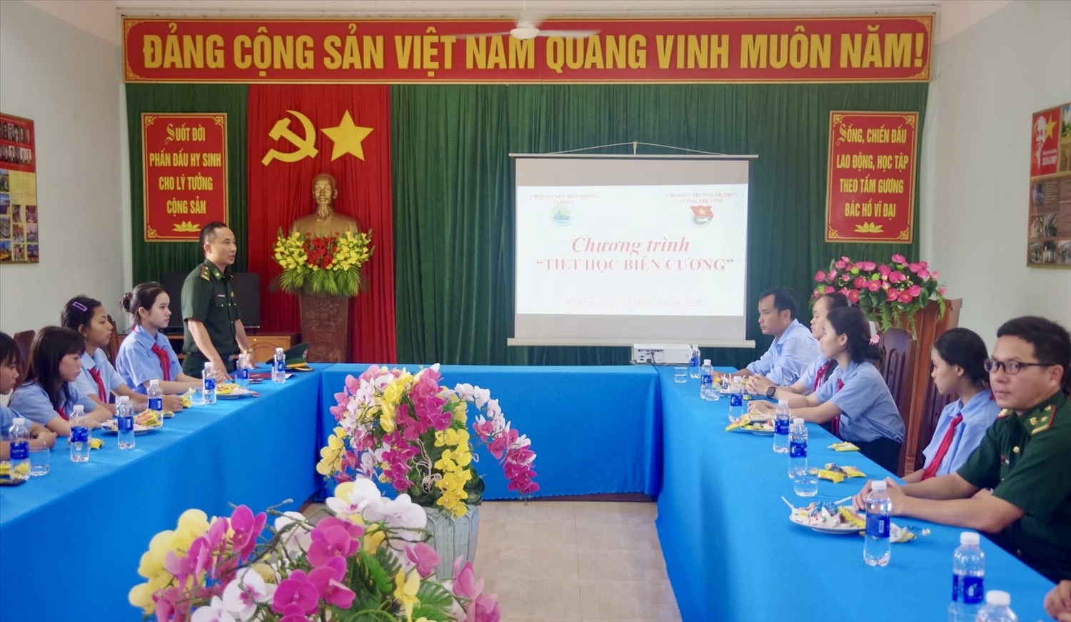 Cán bộ Đồn Biên phòng Ia Pnôn giới thiệu cho các em học sinh về Bộ đội Biên phòng, Bộ đội Biên phòng tỉnh và truyền thống 50 năm xây dựng, chiến đấu và trưởng thành của đơn vị