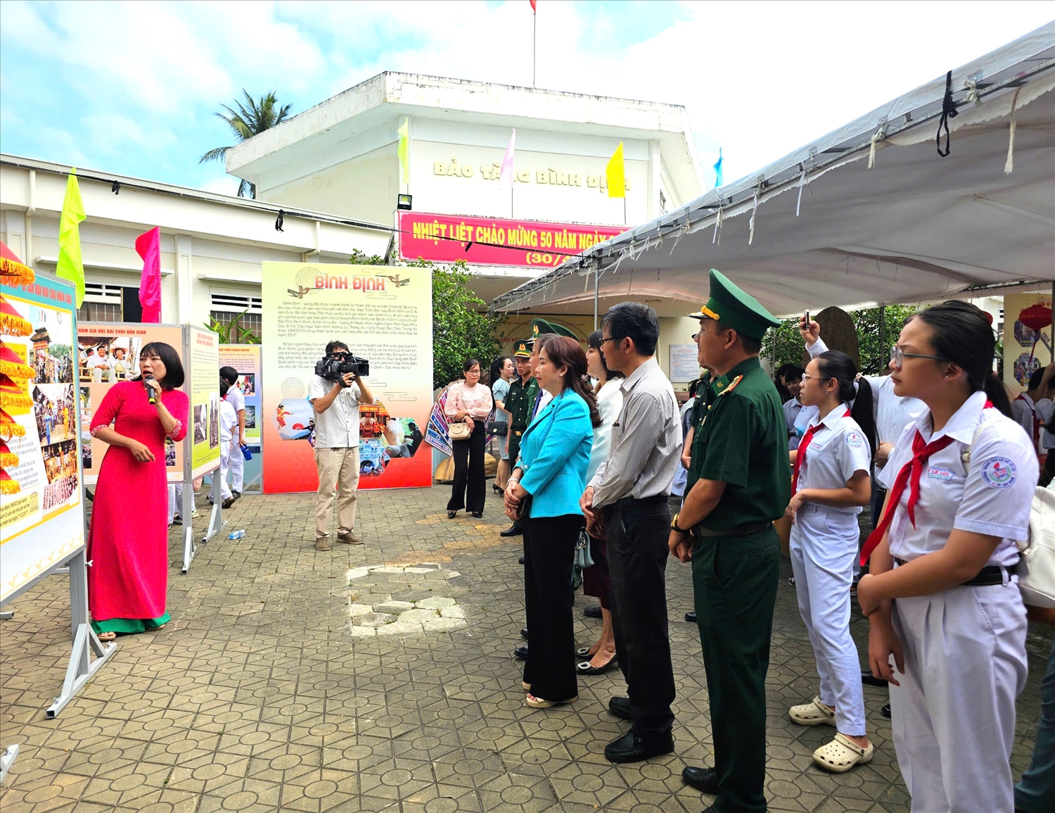 Các đại biểu và các em học sinh nghê thuyết minh về các Di sản Văn hoá phi vật thể của tỉnh Bình Định
