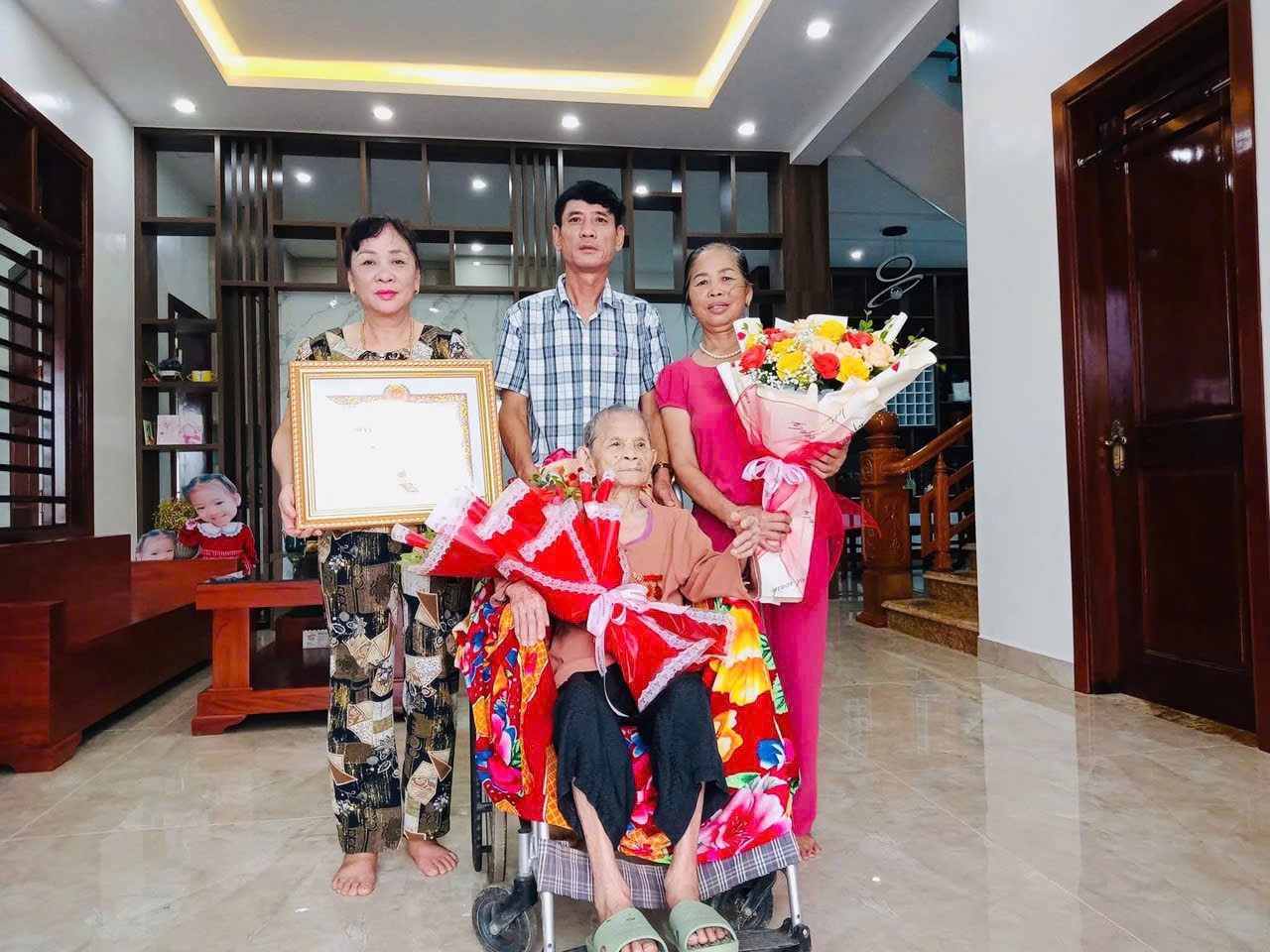 Con cháu cụ Thức vui mừng, hãnh diện vì có một người bà, người mẹ mẫu mực, một lòng đi theo Đảng