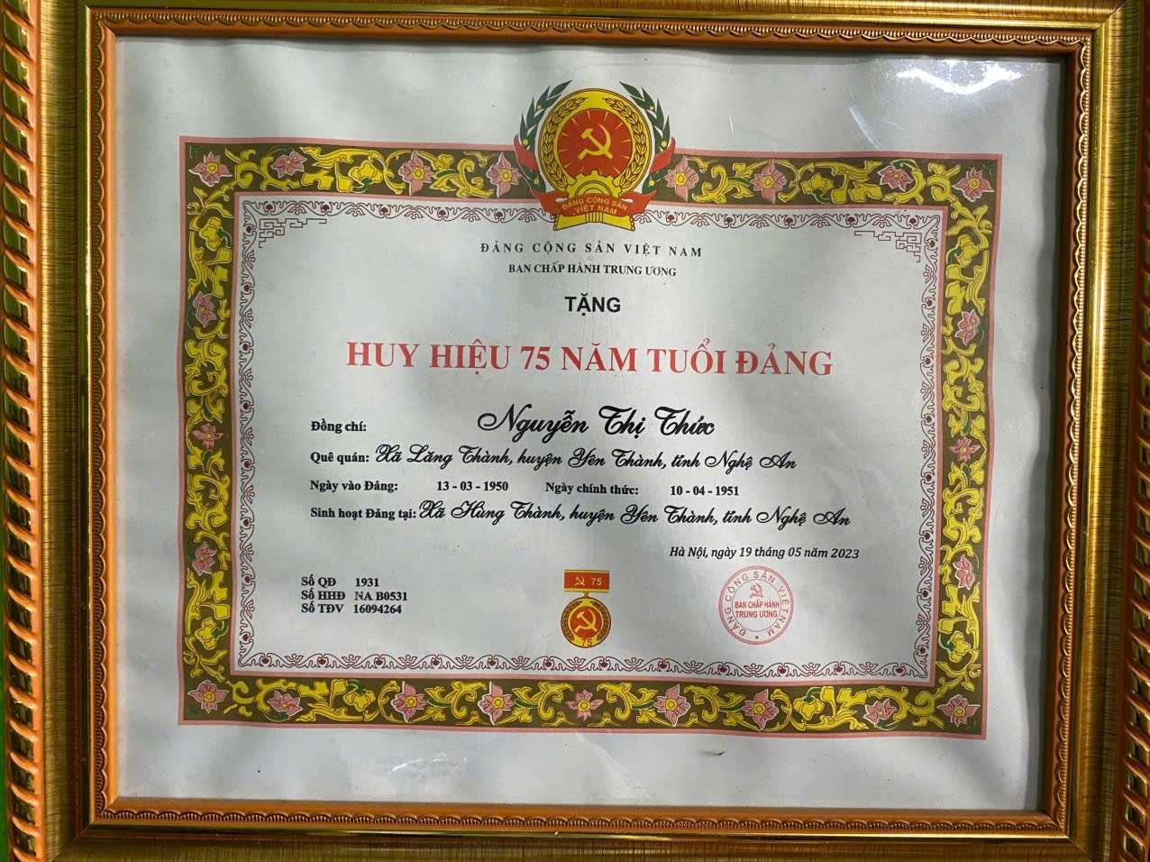 Cụ Thức vừa vinh dự nhận Huy hiệu 75 năm tuổi Đảng