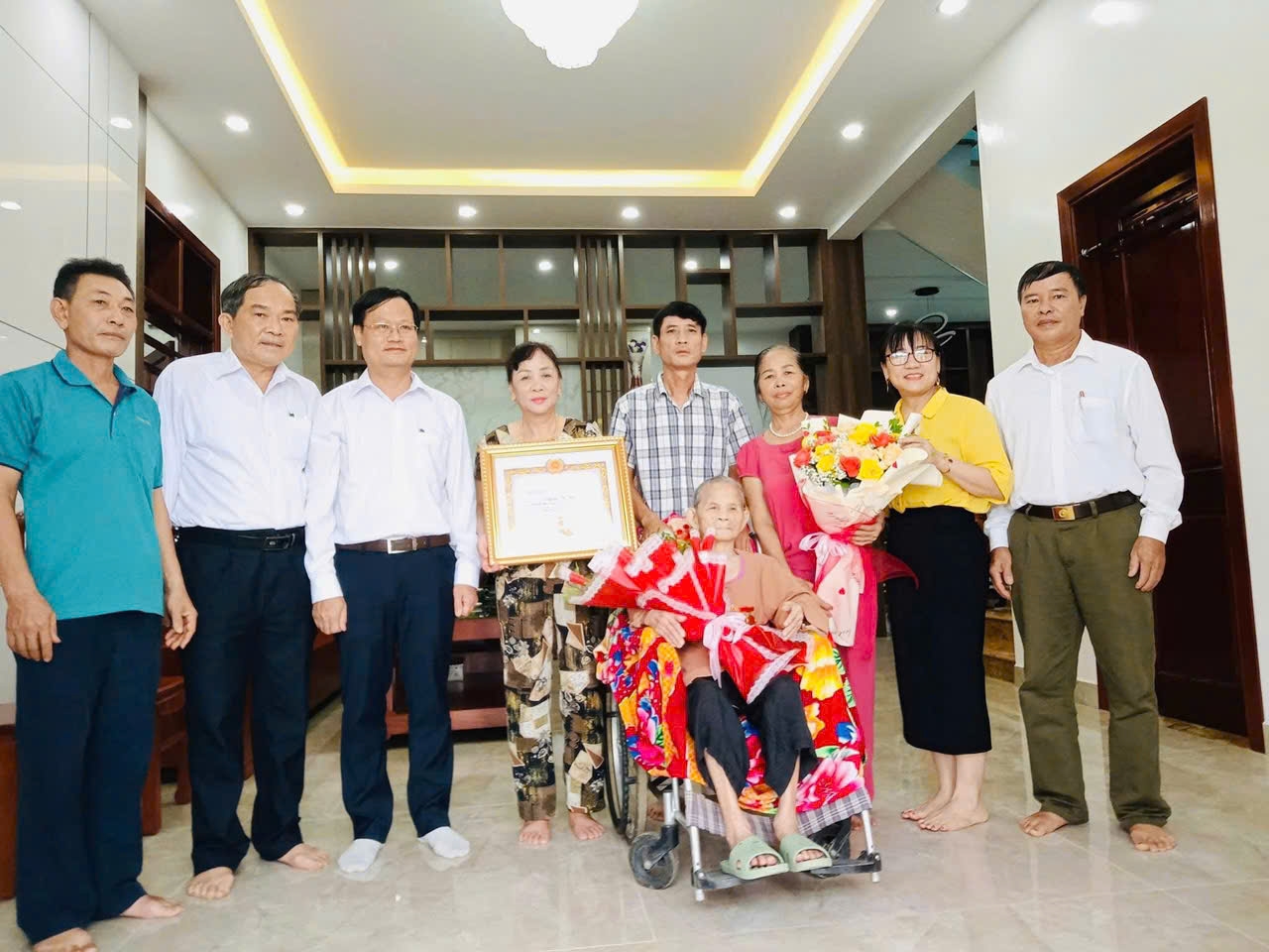 Lãnh đạo Huyện ủy huyện Yên Thành trao Huy hiệu 75 năm tuổi Đảng cho cụ Thức vào dịp sinh nhật Bác Hồ năm 2023
