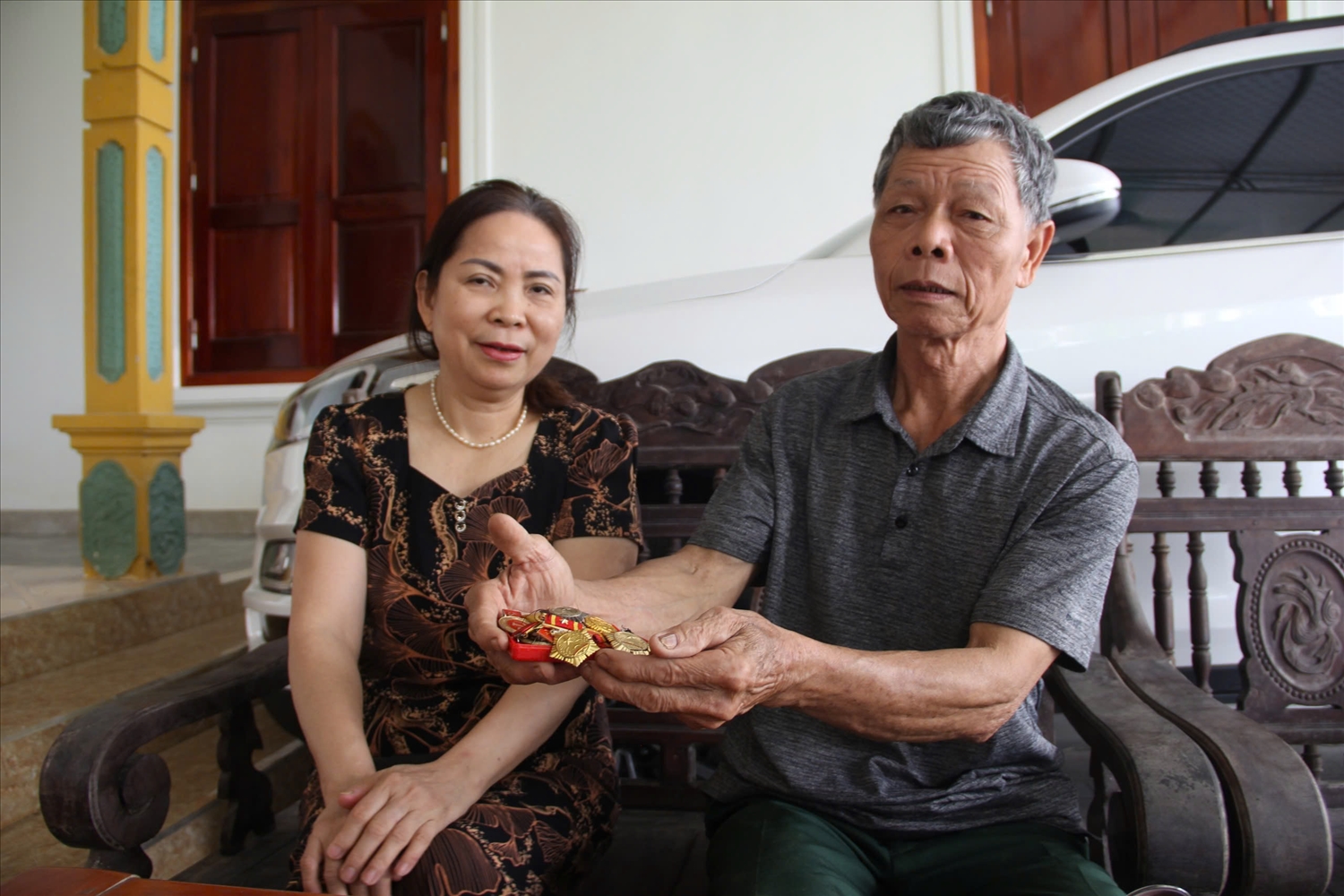 Ông Đường Xuân Long, lần giở những tấm huân huy chương, bằng khen, giấy tờ cá nhân của cụ Nguyễn Thị Thức, như để cố nhớ kĩ hơn, sâu hơn về một người mẹ vợ đáng kính.
