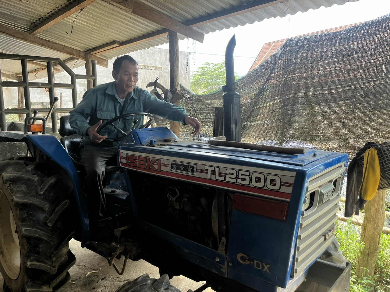 Ông Y Nhang Niê chuẩn bị cho 1 chuyến đi rừng bằng xe cày