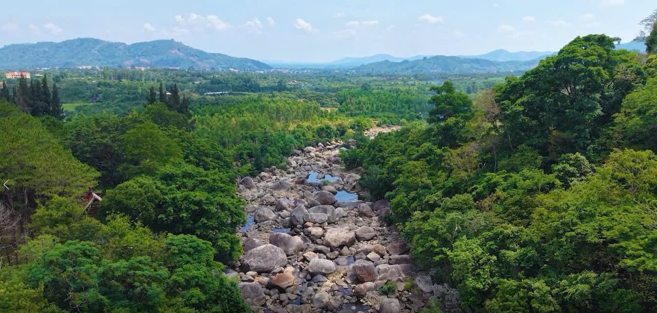 Suối đá mùa khô