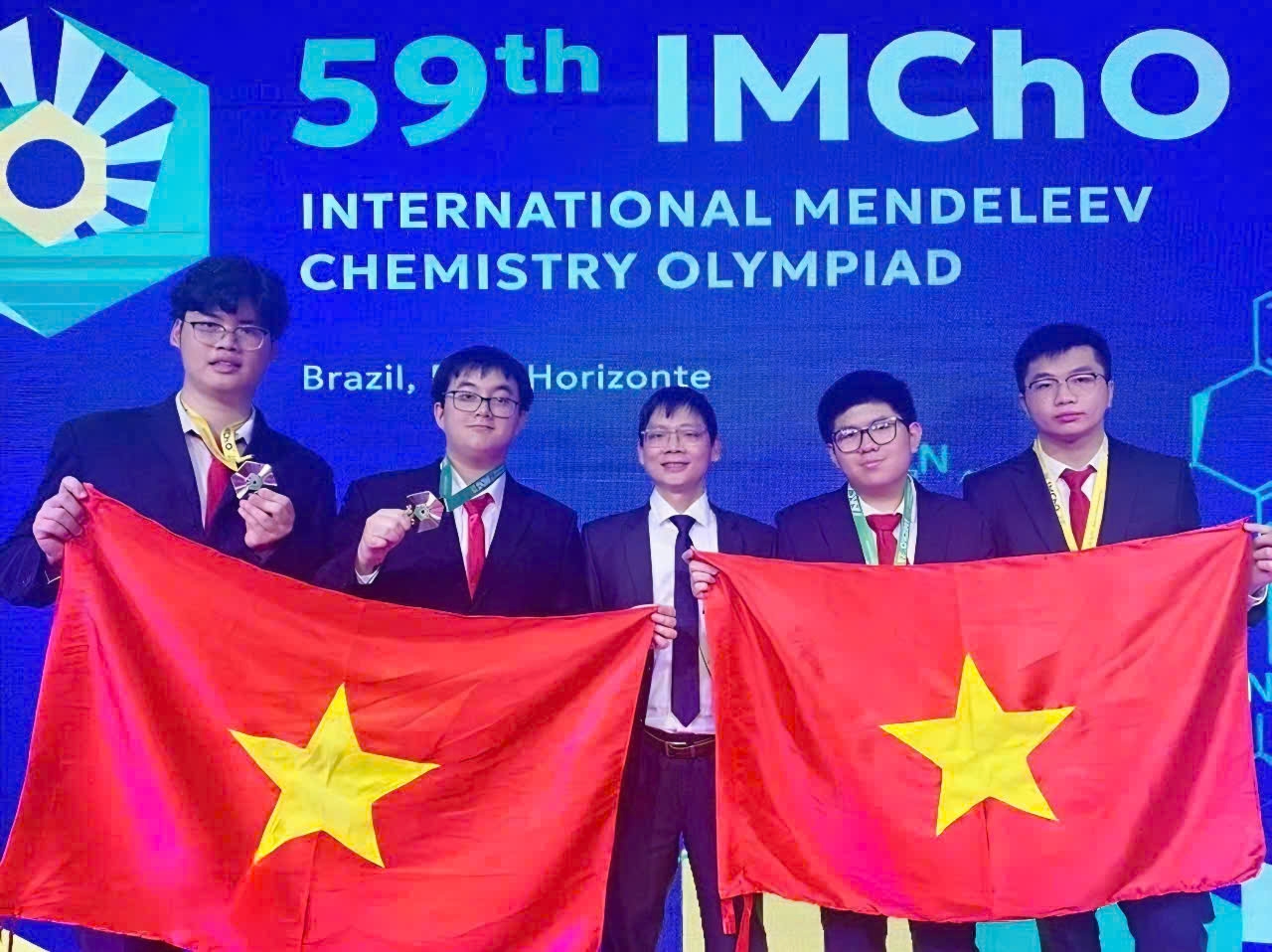 Cả bốn học sinh tham dự Olympic Hóa học Quốc tế Mendeleev lần thứ 59 đều đoạt huy chương. (Ảnh: TTXVN phát)
