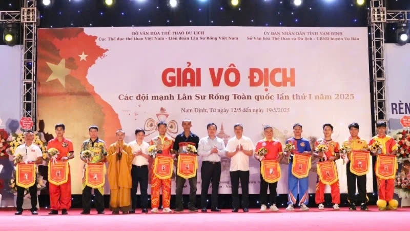 Ban tổ chức trao cờ lưu niệm cho các đội tuyển tham dự Vô địch các đội mạnh lân-sư-rồng toàn quốc lần thứ nhất, năm 2025.Ảnh: TL